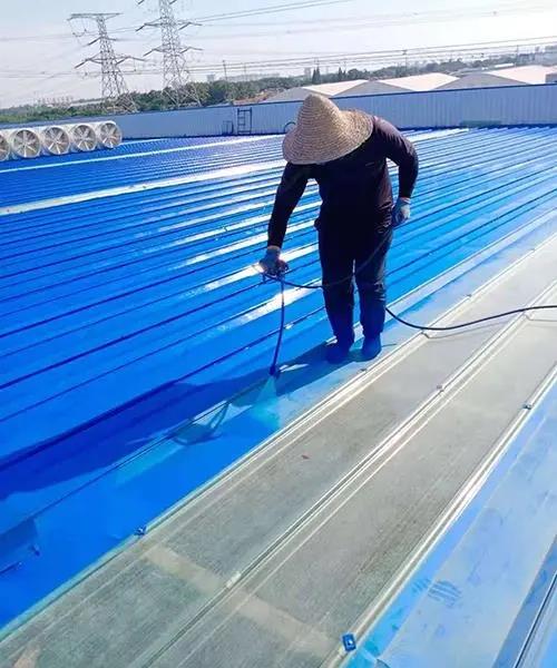 水漆与油漆在彩钢瓦屋面喷漆翻新中的应用